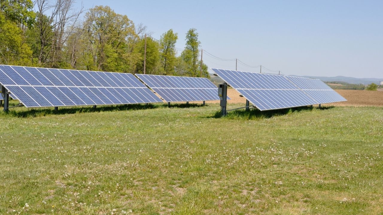 For many homeowners and businesses, ground-mounted solar panels can be more efficient, easier to care for, and more productive than their roof-dwelling counterparts.