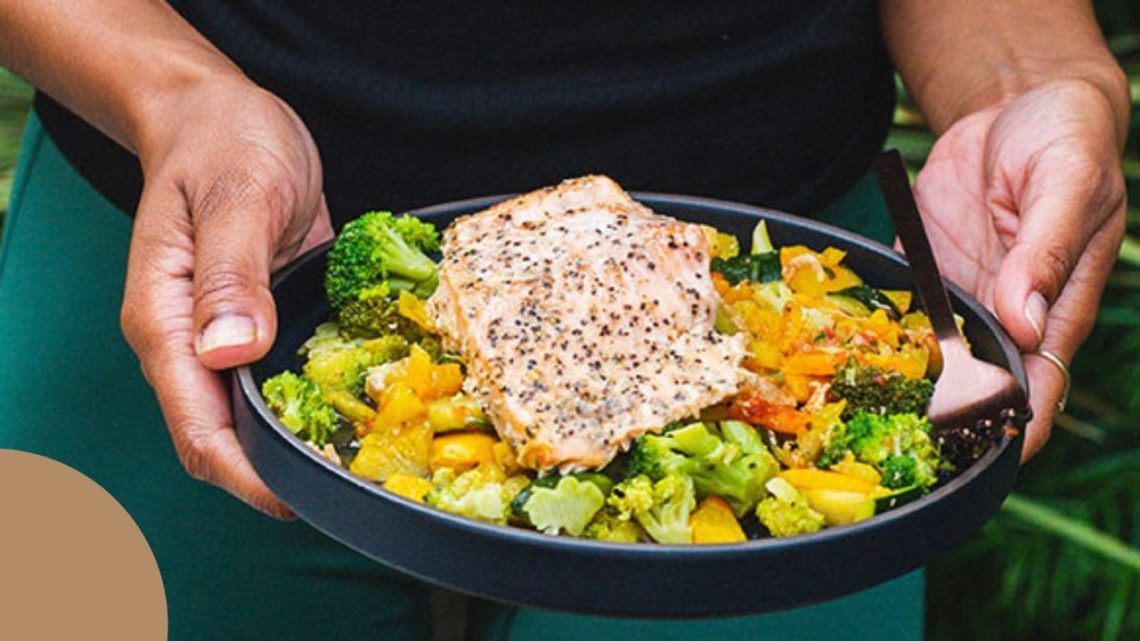 Chef-prepared meals delivered to your door are the specialty of Fresh n' Lean, which offers a range of healthy meal plans that are nutrient-dense, gluten-free, and never frozen.