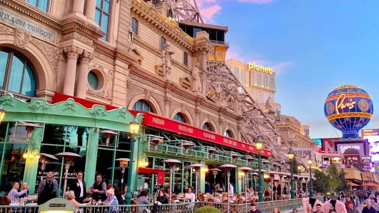 Located within Paris Casino, Mon Ami Gabi offers a great way to relax and enjoy scrumptious food and drinks while you take in fabulous views of The Strip below. You can choose from dishes like chicken breast, steak frites, escargot, and more!